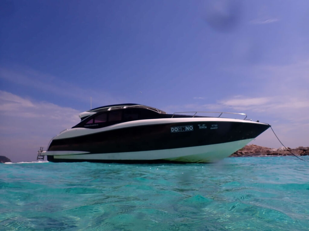 DOMINO SPEEDBOAT