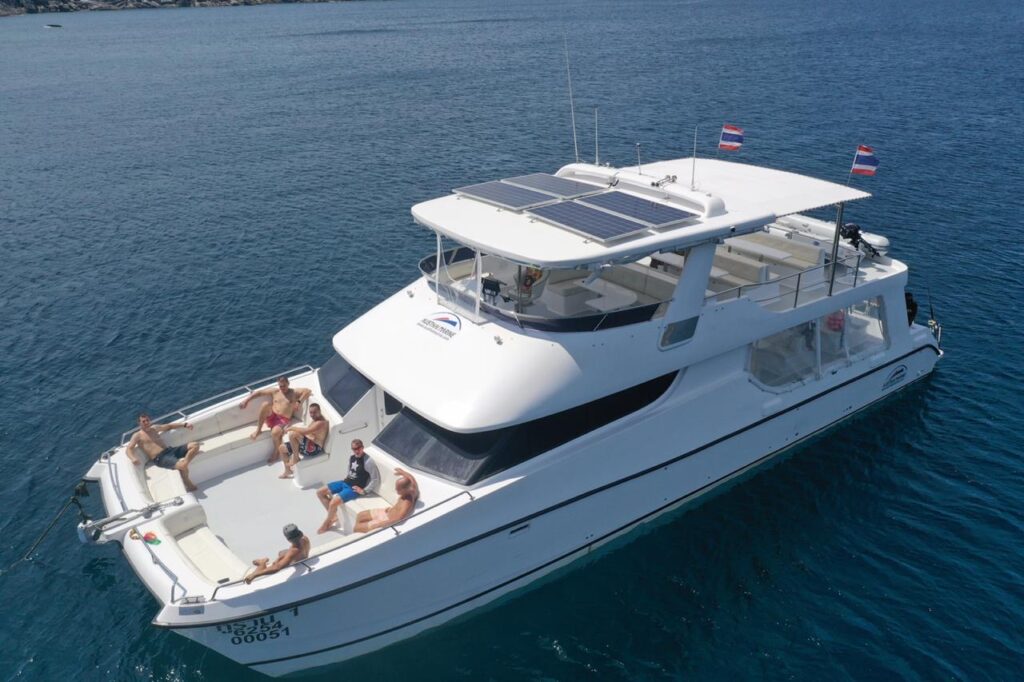 POWERCAT MOTOR CATAMARAN